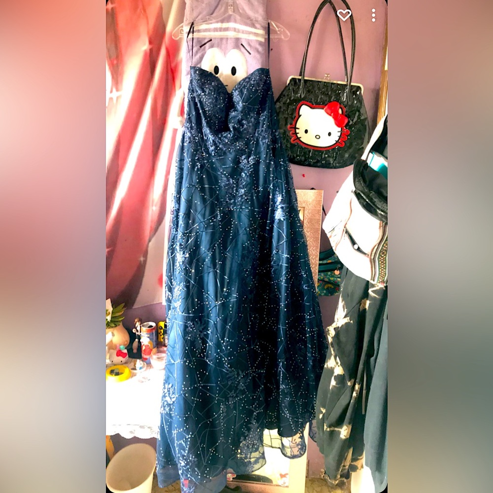 Blue very unique strapless dress very pretty bought for 420$ selling for 270$